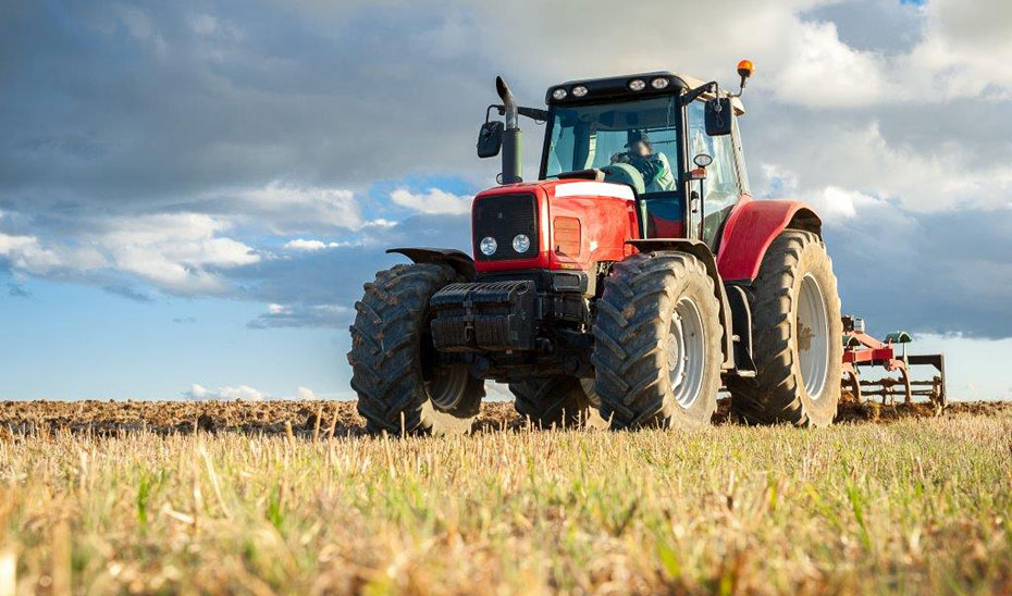 Muere hombre al volcar tractor en Baza mientras trabajaba en el campo