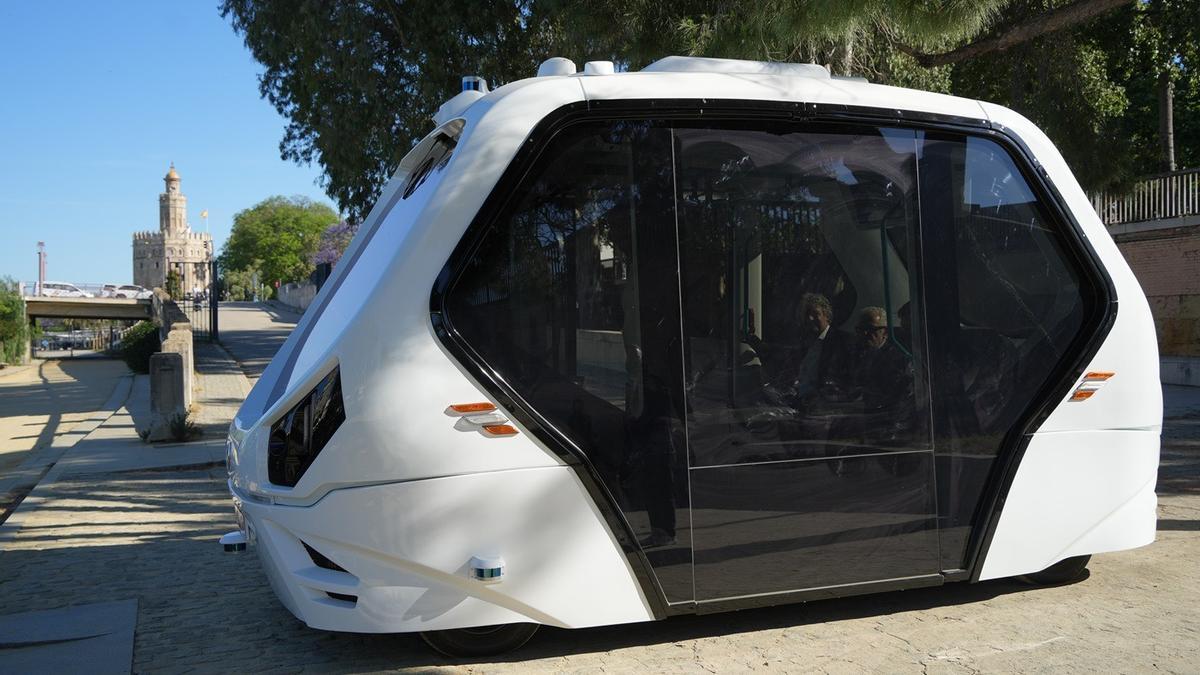 Autobús autónomo en el Puerto de Sevilla une el Acuario y la Torre del Oro