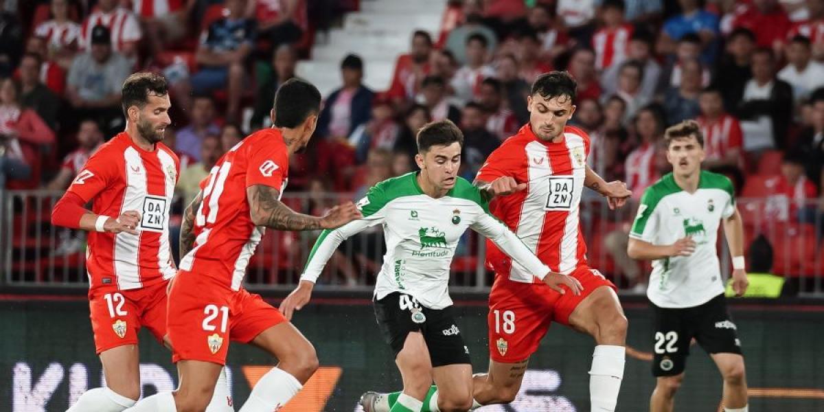 El Almería sigue vivo tras ganar al Racing con buen fútbol y pegada