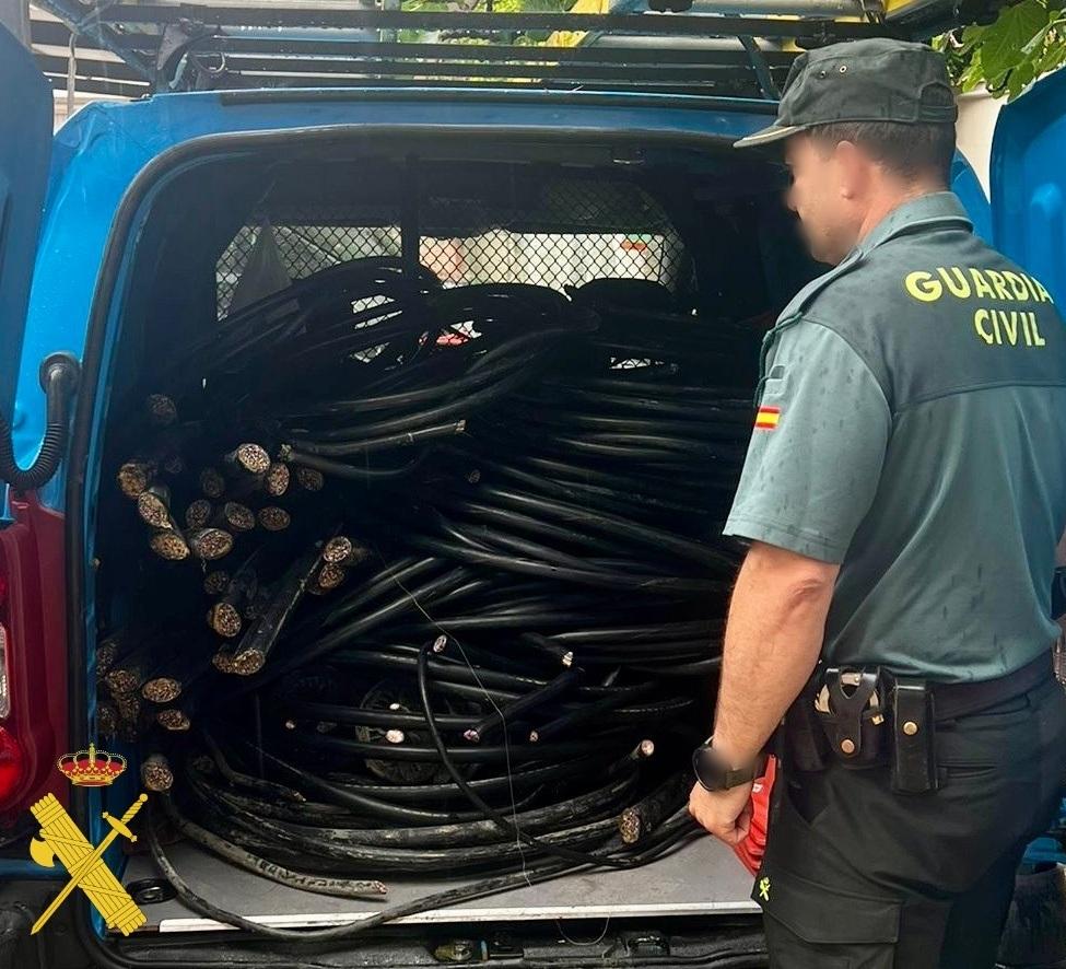 Detenidos por robo de cable telefónico en Almería: dos jóvenes capturados con 500 metros sustraídos