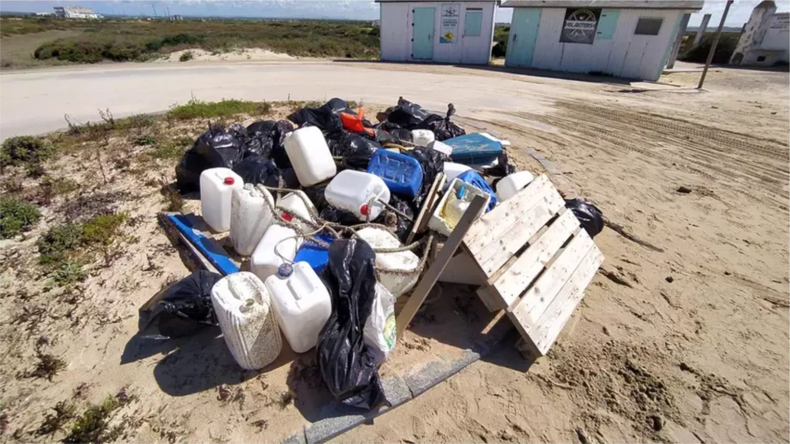 Retiran más de 500 kilos de residuos y cientos de bidones de combustible del Parque Natural de Cabo de Gata