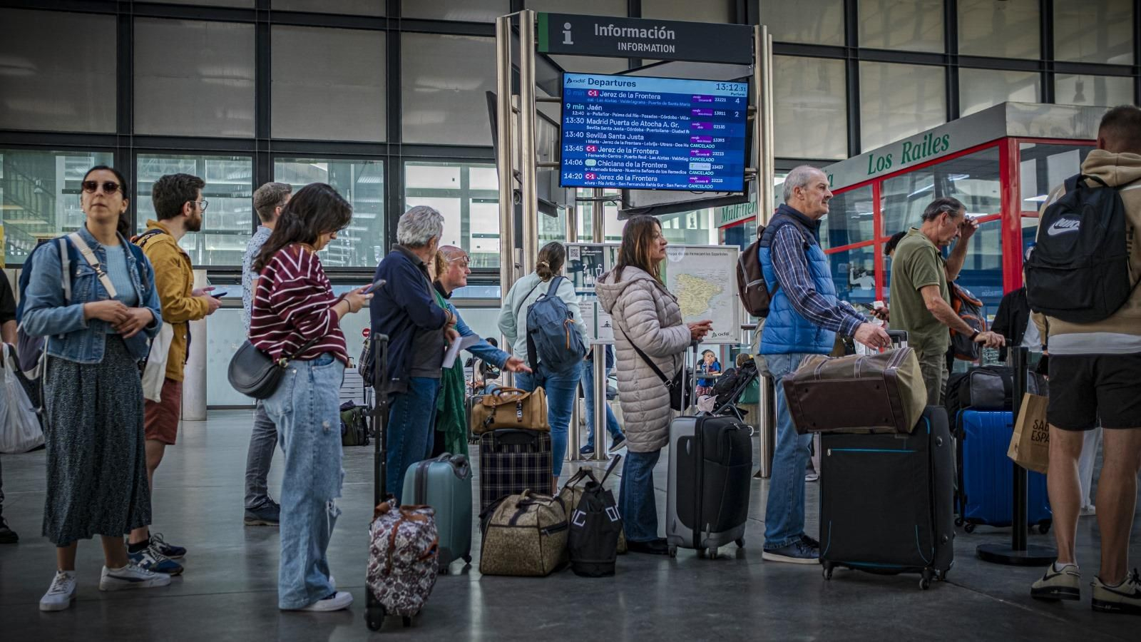Retrasos y caos en los trenes entre Cádiz y Madrid tras un robo de material en la vía