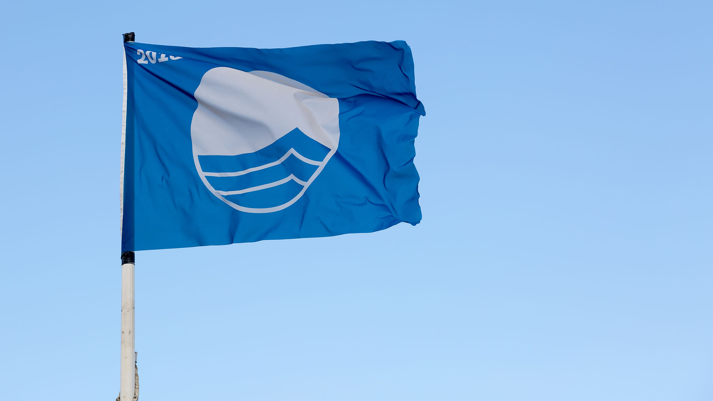 La Junta de Andalucía resalta el compromiso de Cádiz con la calidad y sostenibilidad tras obtener 37 banderas azules en sus playas