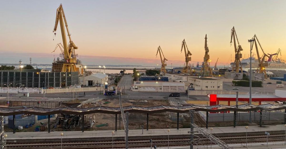 La delegada de Industria en Cádiz impulsa la solicitud de ayudas para el sector naval y el hub de aviación