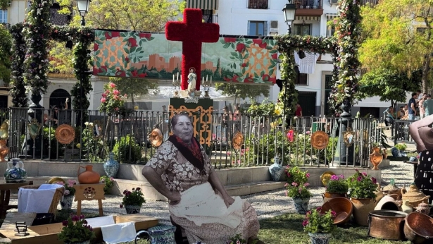 La alcaldesa de Granada hace un llamado a «agrandar» la presencia de Cruces de Mayo