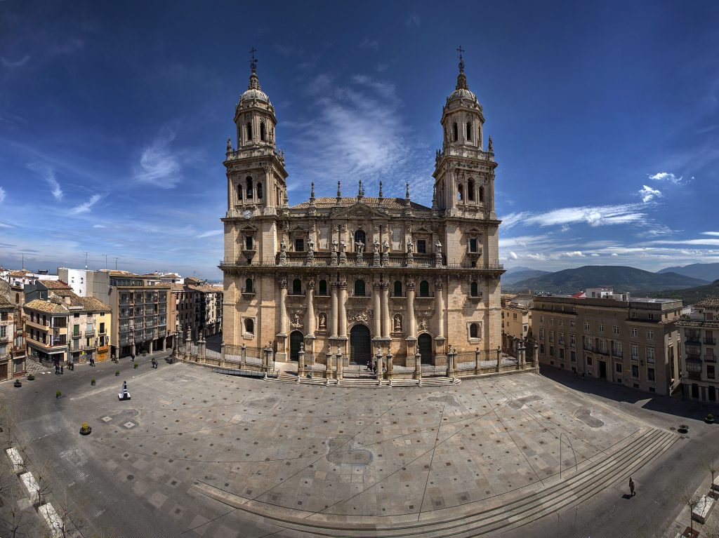 Comienzan los trabajos para retirar el cableado aéreo alrededor de la Catedral de Jaén