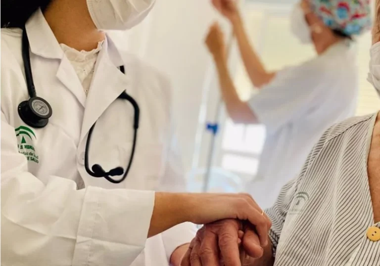 Médicos andaluces piden reunión con Juanma Moreno