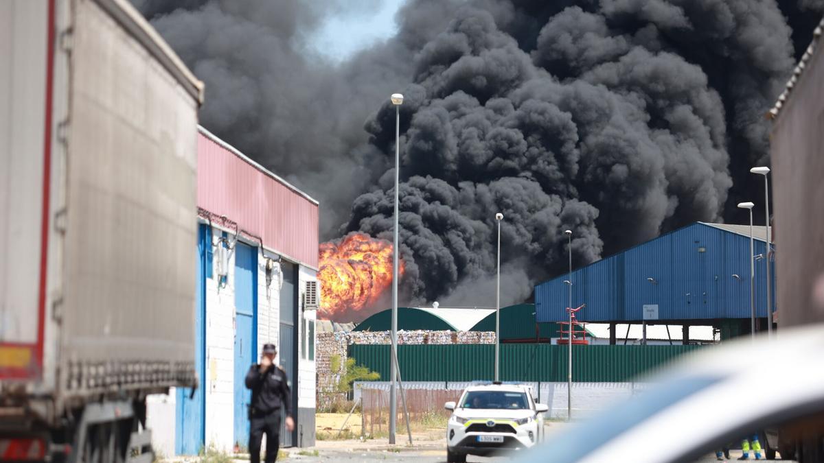 Un bombero y un operario heridos leves en la planta química incendiada en Alcalá de Guadaira