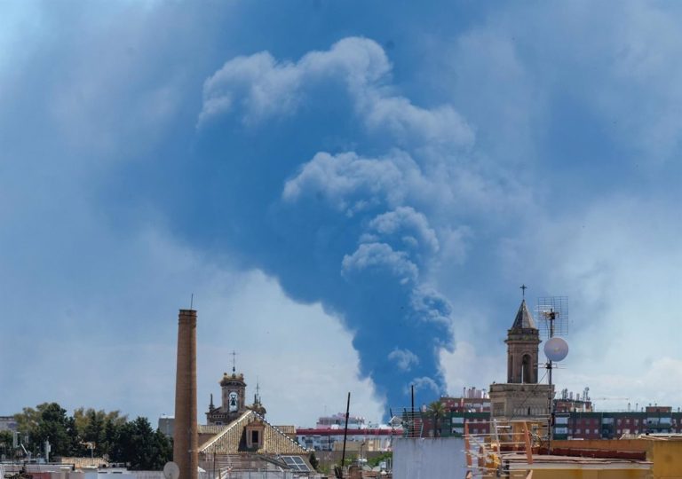 Imagen de la gran columna de humo del incendio de una nave de productos químicos de Alcalá de Guadaíra
