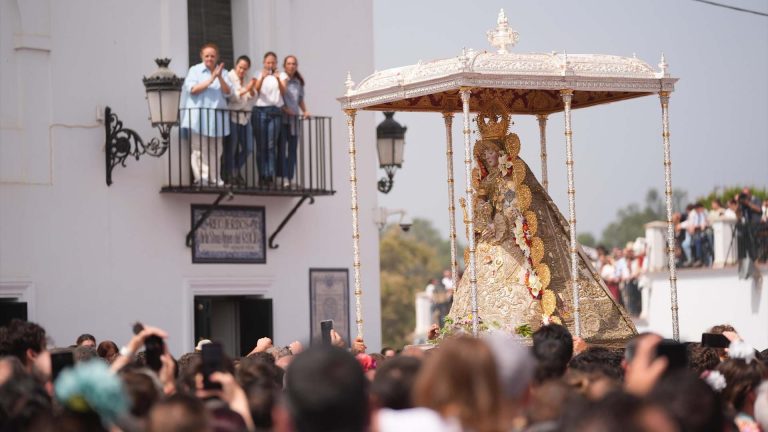 Huelva.- La Virgen del Rocío vuelve a su altar a las 12,32 horas tras diez horas por la aldea