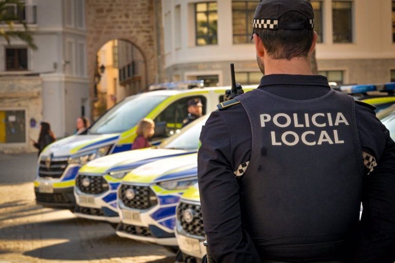 Cádiz.-Sucesos.- Golpea a un policía local de Cádiz cuando iba a ser detenido por tirar piedras a varios jóvenes