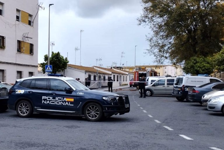 Huelva.- Sucesos.- Investigan si el incendio de un coche en Pérez Cubillas tiene relación con el tiroteo de Isla