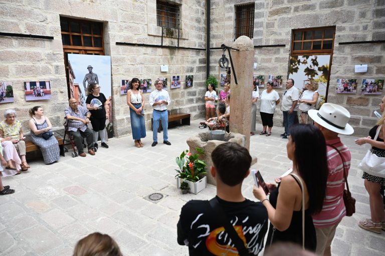 thumbnail_20250725 - El Área de Turismo abre al público en El Pósito la exposición fotográfica ‘Un abuelo, un tesoro'