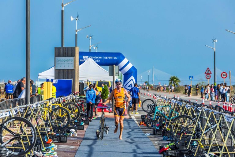 Un triatleta en una prueba deportiva