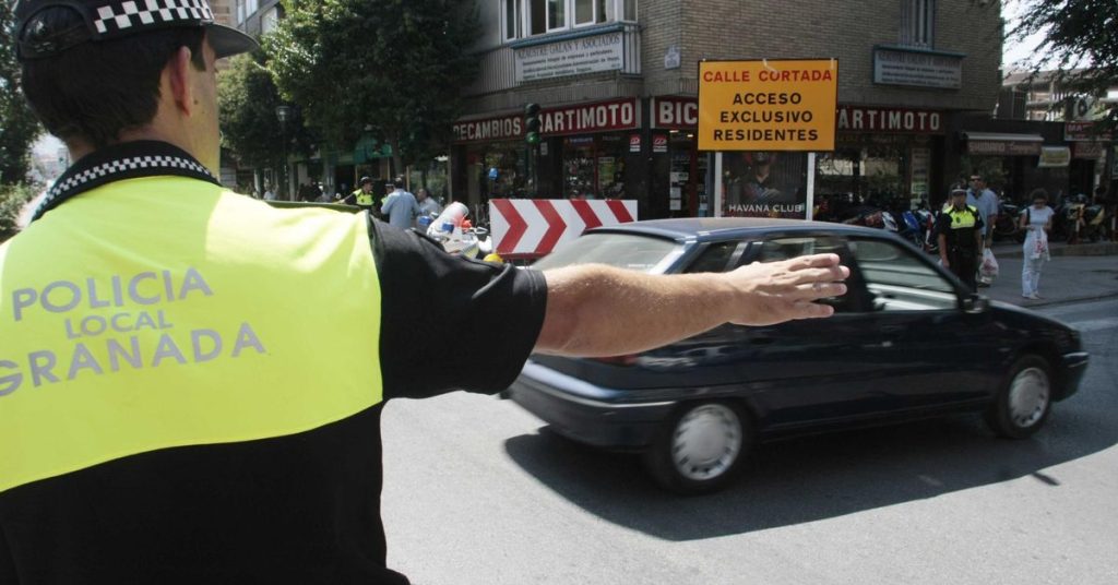 Policía dirigiendo el tráfico en Granada.