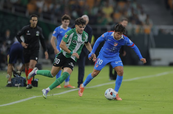 Ez Abde y Giuliano Simeone disputan un balón en  un lateral del campo durante el Real Betis - Atlético de Madrid.