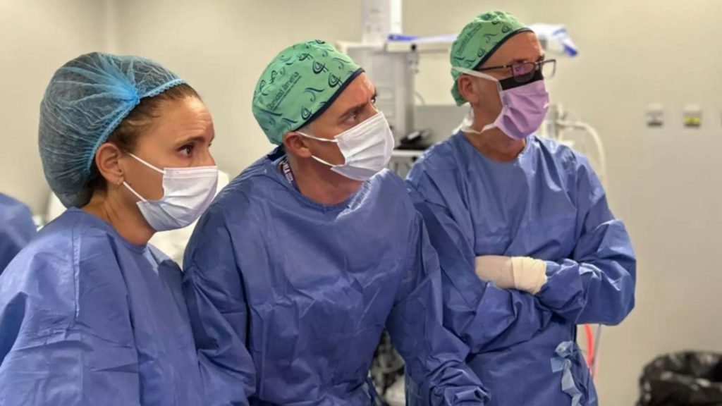 Los doctores Ferrer y Rubio en quirófano durante una intervención de diástasis de rectos.