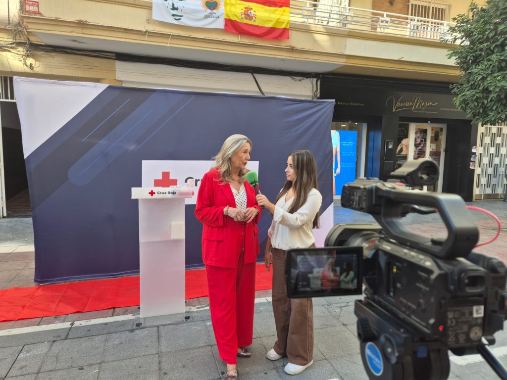 Presidenta de la Cruz Roja, Marta Vilches, con reportera de Andalucía.tv