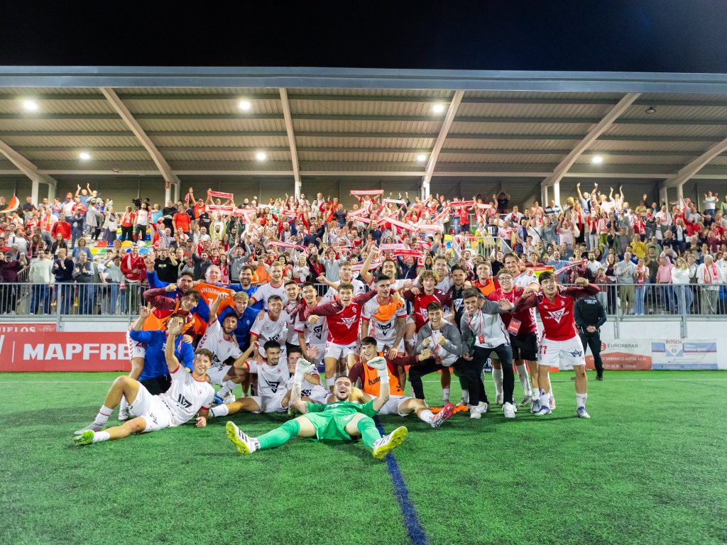 La plantilla del CA Antoniano celebran su victoria ante el CD Castellón, que les permitió estar en el Sorteo de Copa del Rey de este martes.