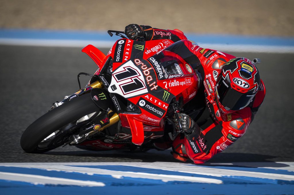 Nicolò Bulega sobre su Ducati Panigale V4 en la Ronda de Jerez del Mundial de Superbikes