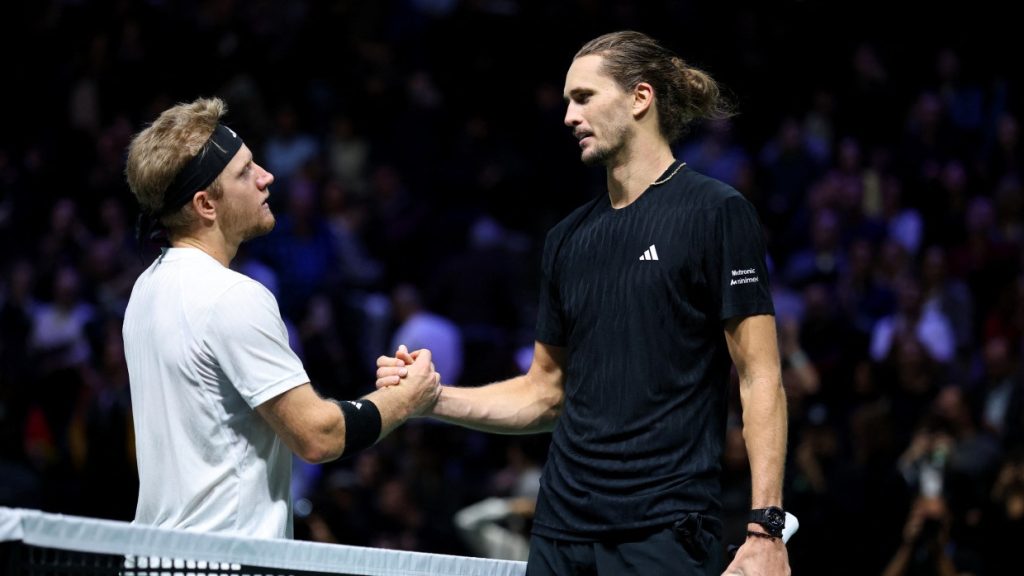 Alejandro Davidovich y Alexander Zverev se dan la mano tras terminar su partido de octavos de final del Masters 1000 de París.