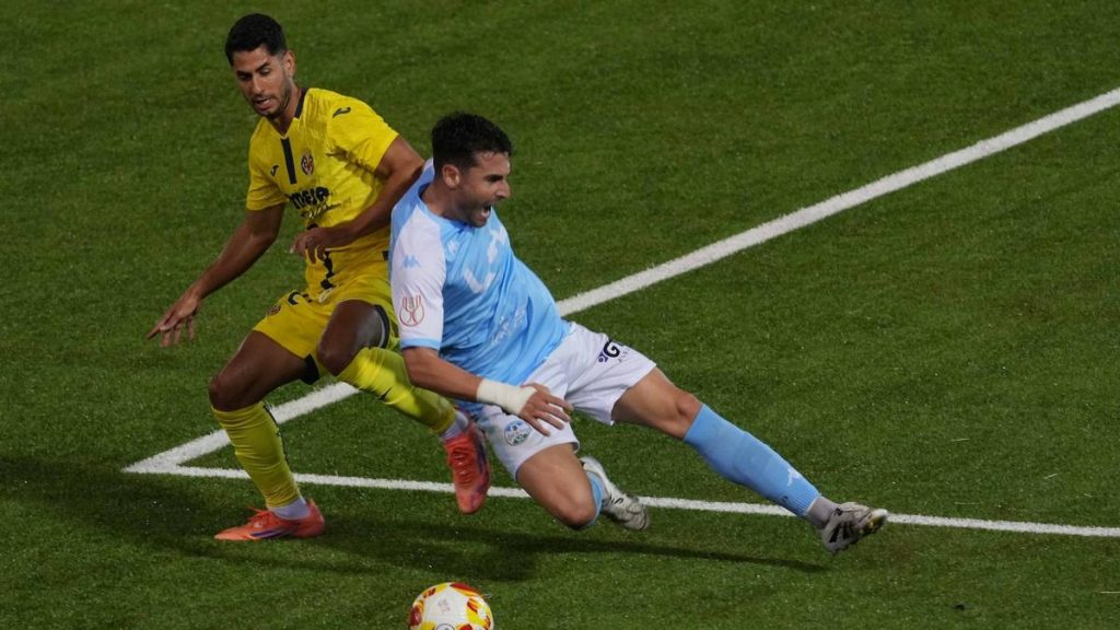 Lucha por el balón entre un futbolista del Cuidad de Lucena y uno del Villarreal en el encuentro de primera eliminatoria de Copa del Reay.