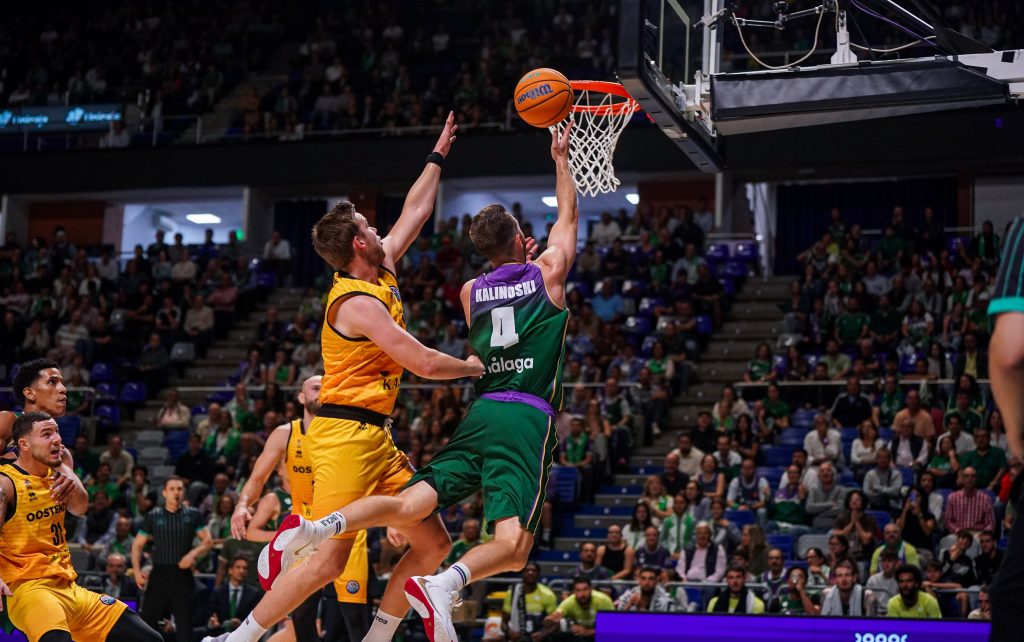 Tyler Kalinoski anota una bandeja en el encuentro entre Unicaja y Filou Oostende de la Basketball Champions League.