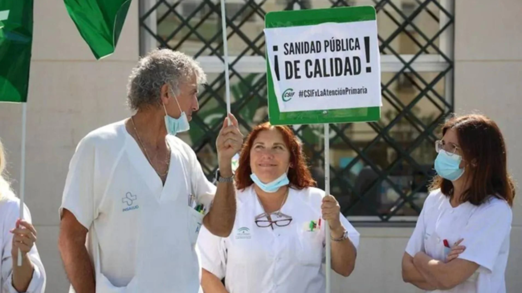 Sanitarios frente a un centro de salud en huelga por la Sanidad Pública.