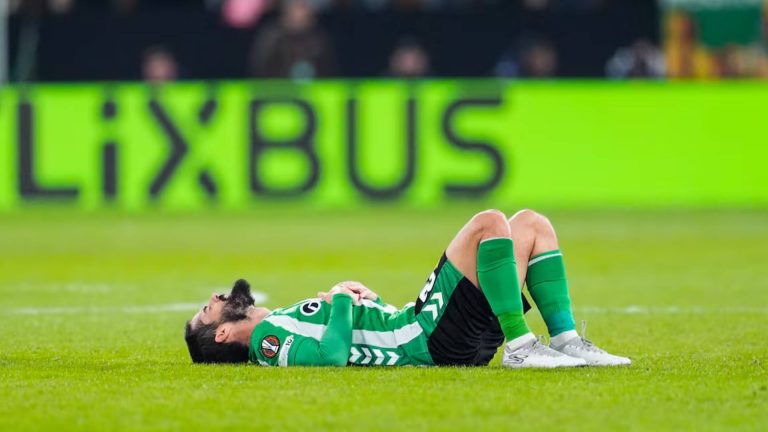 Isco, otra baja más en la plaga de lesiones en ambos equipos previa al derbi sevillano.