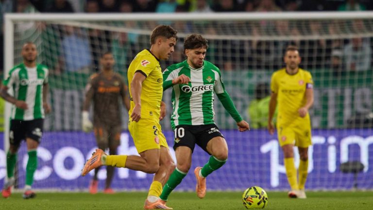 Abde y Rincón pelean por el balón en una acción de la segunda mitad del partido donde el Betis empató en casa ante el Girona.
