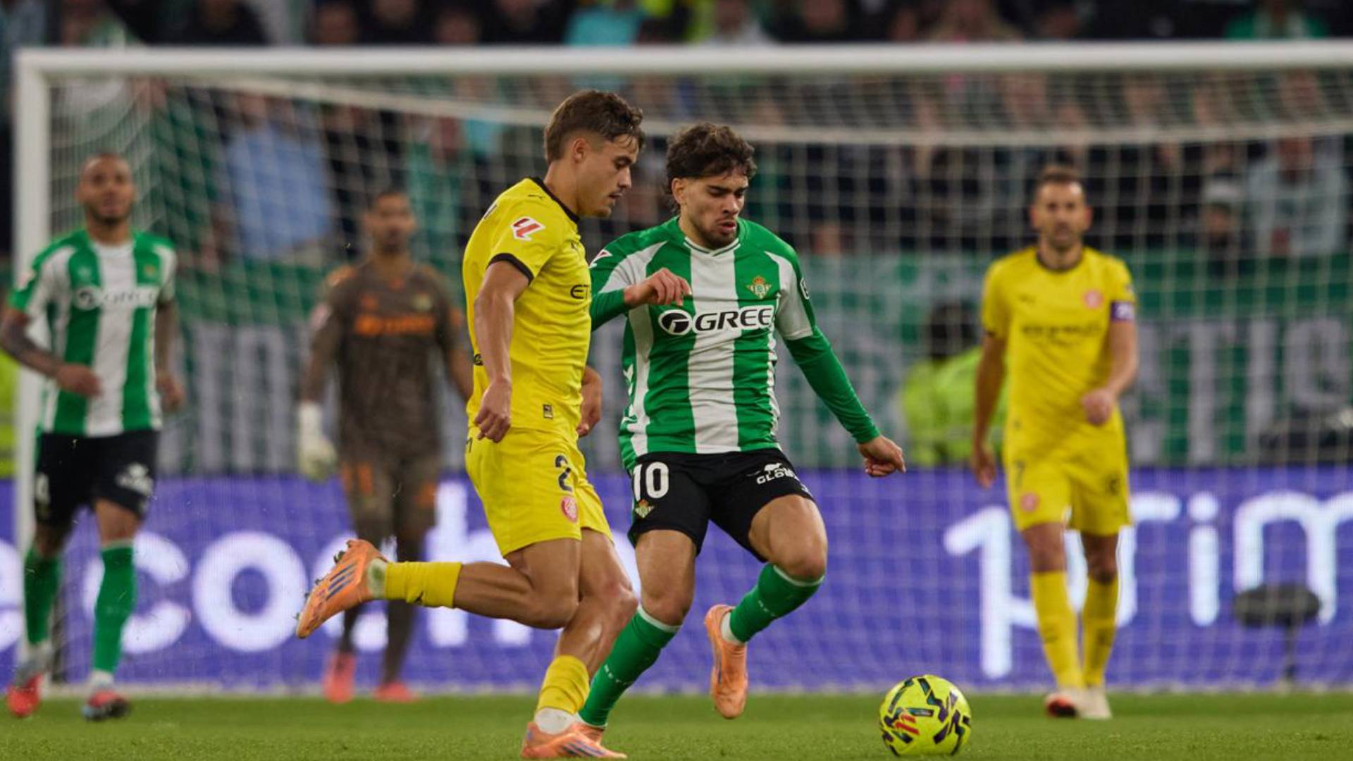 Abde y Rincón pelean por el balón en una acción de la segunda mitad del partido donde el Betis empató en casa ante el Girona.