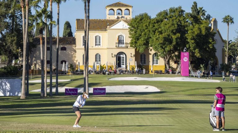Golfista se dispone a realizar un golpe en el primer día de competición del Andalucía Costa del Sol Open de España. Málaga acoge la última cita para el golf femenino.