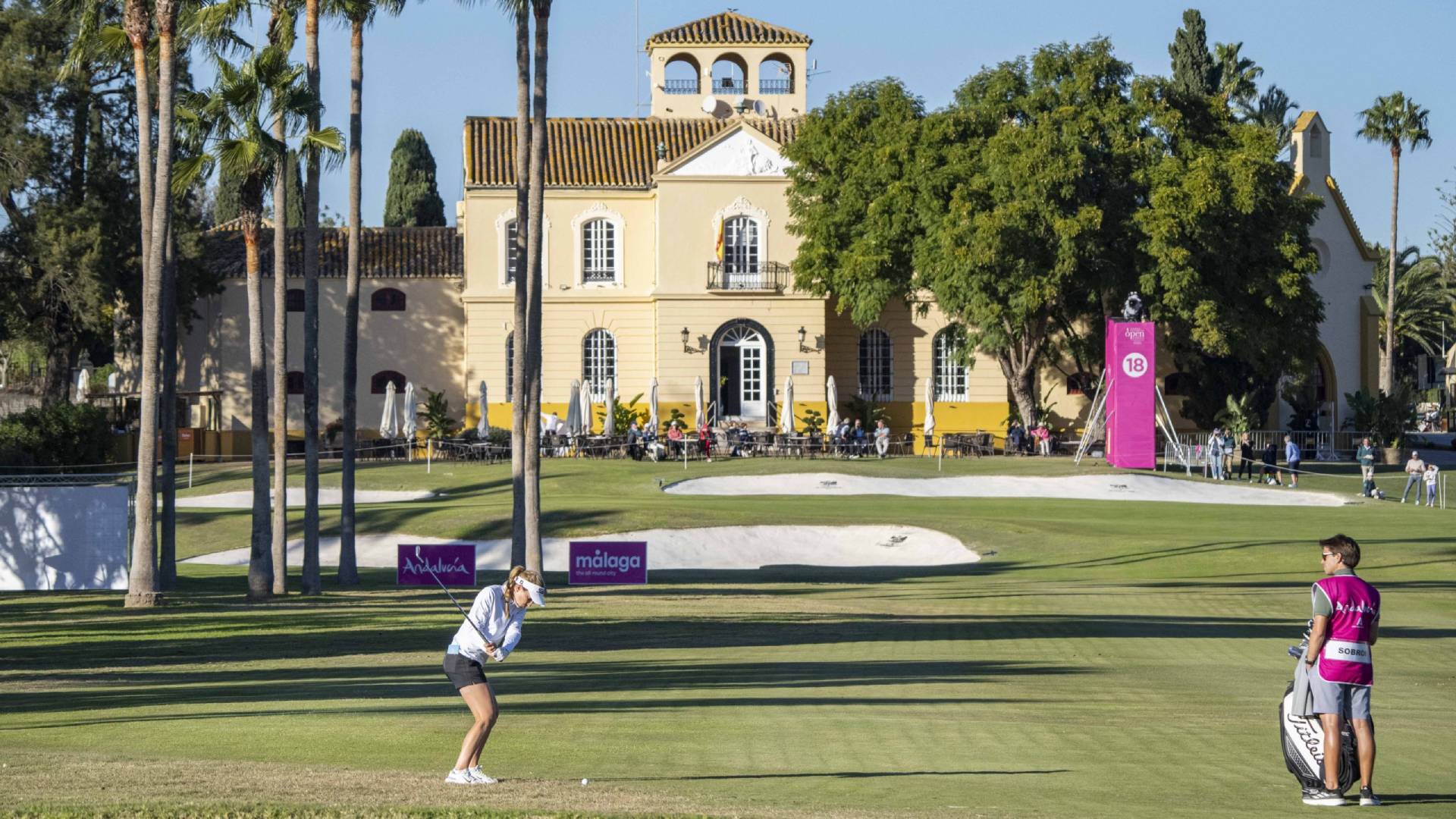 Golfista se dispone a realizar un golpe en el primer día de competición del Andalucía Costa del Sol Open de España. Málaga acoge la última cita para el golf femenino.