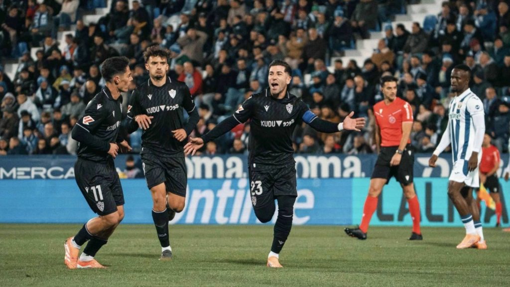 Adri Embarba y sus compañeros celebran el gol que iniciaba la victoria del Almería por 3-0 ante el Leganés. Los de Rubi son uno de los equipos más en forma de la Liga Hypermotion.