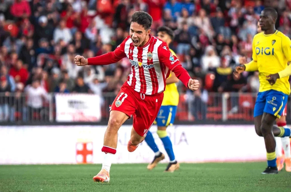 Sergio Arribas (UD Almería) celebra su gol anotado ante el Cádiz que ponía el 2-0 en el marcador. El Almería fue la única nota positiva en una jornada aciaga para los andaluces en la Liga Hypermotion.