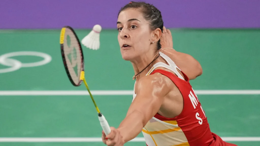 Carolina Marín golpea de revés el volante en un partido de bádminton durante los pasados Juegos Olímpicos de París 2024.