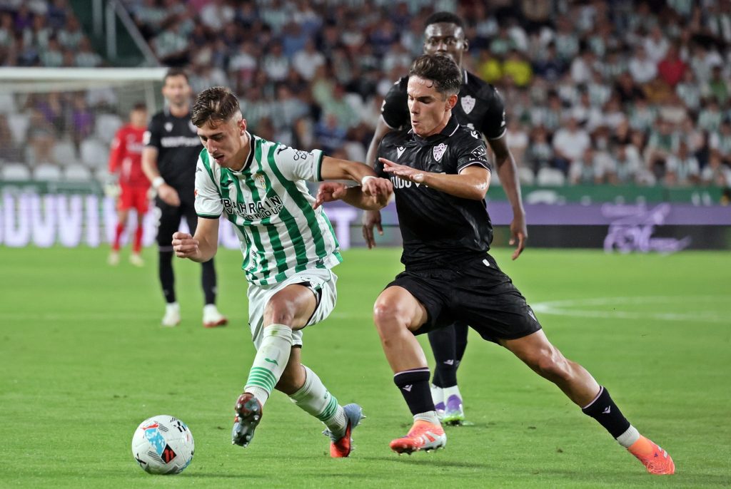Requena (izquierda) y Arribas (derecha) disputan un balón en el encuentro disputado entre Córdoba y Almería en la jornada 10 que finalizaría en empate.