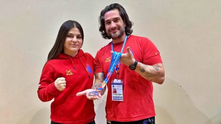 La boxeadora jienense Cristina Peinado posa con la medalla de bronce obtenida en el Campeonato Europeo de Boxeo EUBC.