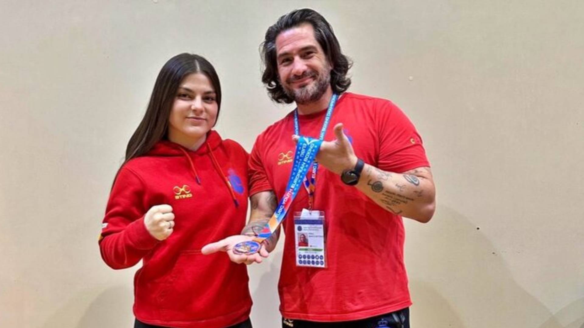 La boxeadora jienense Cristina Peinado posa con la medalla de bronce obtenida en el Campeonato Europeo de Boxeo EUBC.