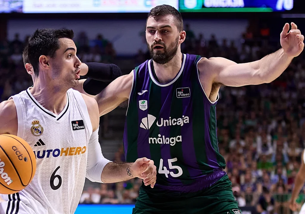 David Kravish defendiendo una acción de ataque en el partido entre Real Madrid y Unicaja de la Liga Endesa 24/25.