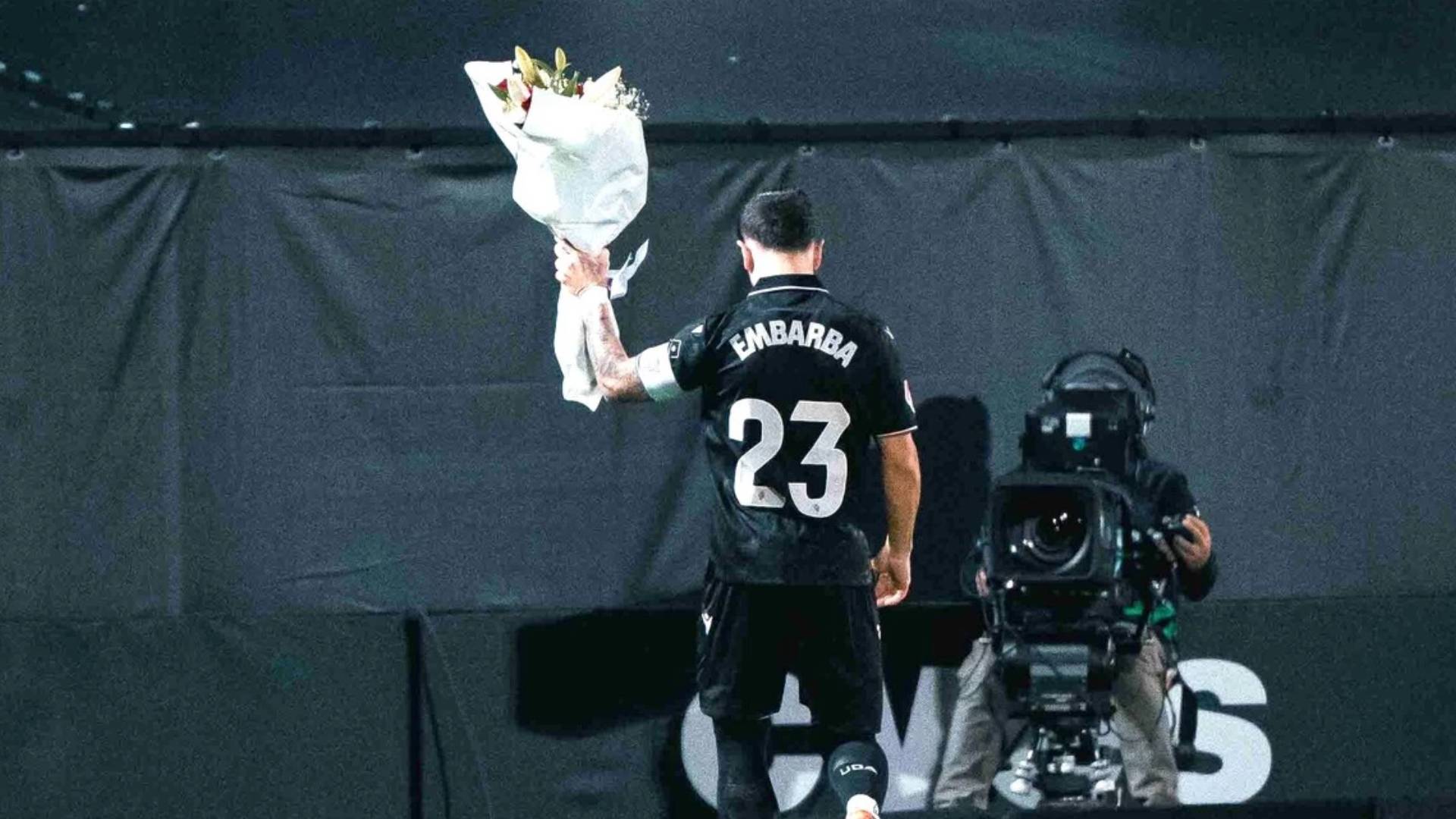 Adrián Embarba se dispone a depositar un ramo de flores en el fondo donde se encontraba el aficionado fallecido durante la primera mitad del Ceuta-Almería suspendido el 9 de noviembre.