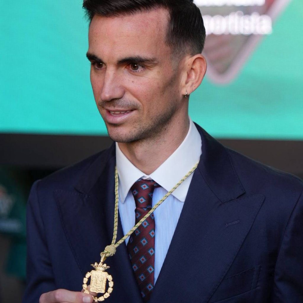 Fabián Ruiz, futbolista palaciego del PSG, posa con la Medalla de Oro de la Provincia de Sevilla que le ha sido otorgada este año.