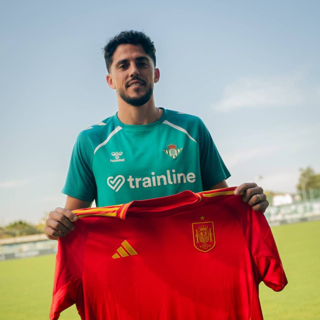 Pablo Fornal posa con la camiseta de la selección española poco después de anunciarse su convocatoria con el combinado nacional.