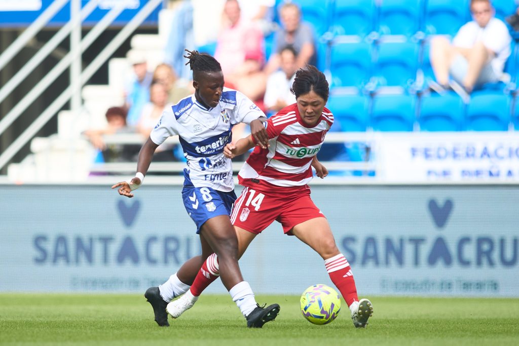 La futbolista del Granada Miku Kojima pelea por un balón con la futbolista del Tenerife Bernadette Amani en el partido disputado este fin de semana.