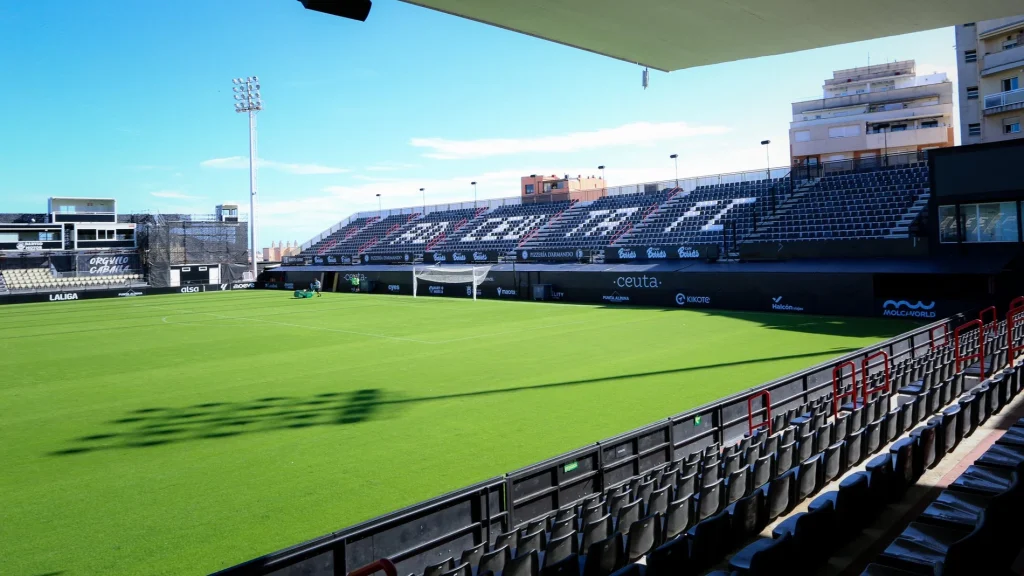 Imagen de una de las gradas del Estadio Alfonso Murube de Ceuta un día de diario sin partido en juego.
