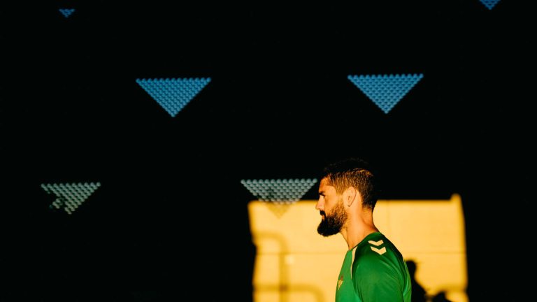 Isco pasea por las instalaciones dela ciudad deportiva del Betis durante un entrenamiento.