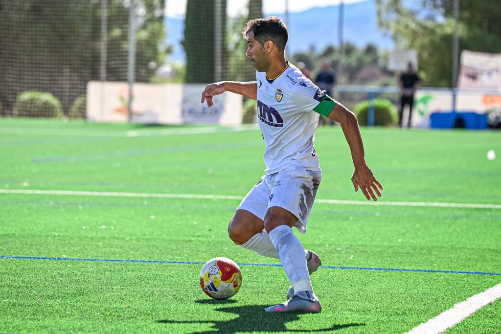 Javi Moyano realiza un recorte en la banda en el partido entre Jaén y La Unión. el futbolista jienense regresó a la entidad blanquivioleta para rescatarlo en sus horas bajas.