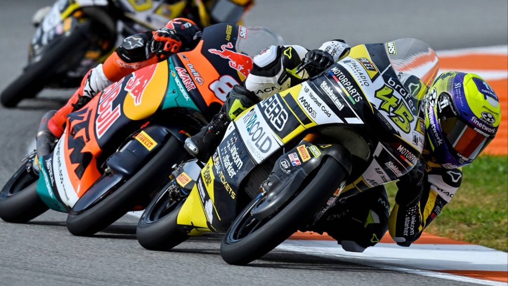 Jesús Ríos rueda por delante de Álvaro Carpe y Nicola Carraro durante una sesión de entrenamientos del Gran Premio de Valencia.