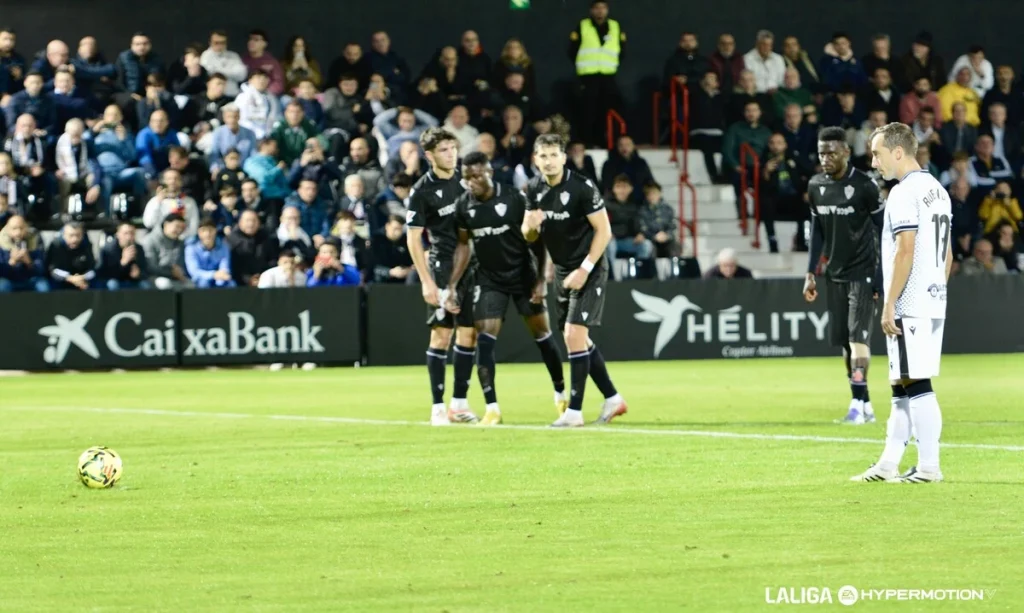 Rubén Díez (AD Ceuta) lista para ejecutar el polémico penalti cometido sobre Anuar y que supondría el triunfo ceutí. 