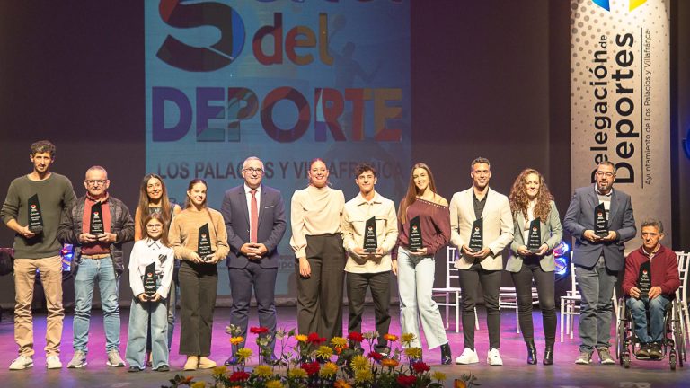Los deportistas premiados posan con sus galardones en el escenario del teatro donde tuvo lugar la Gala del deporte de Los Palacios. En el centro se encuentran José Antonio Rueda y Érika Jurado.